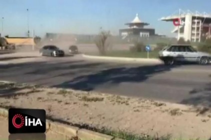 Trafikteki lüks araçların tehlikeli drift şovu kamerada