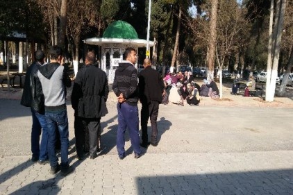 Traktör altında kalan anne olay yerinde öldü, oğlu ve kocası yaralı
