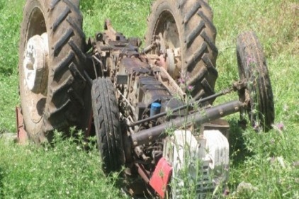 Traktör çocuklara çarptı: 1 ölü, 1 yaralı