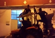 Traktör üzerindeki 5 gencin tehlikeli yolculuğu 