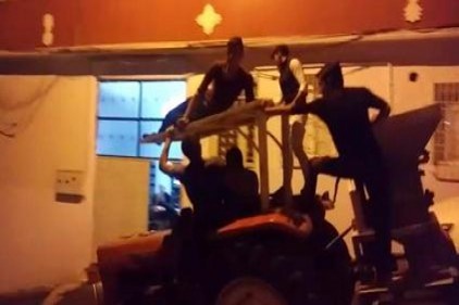 Traktör üzerindeki 5 gencin tehlikeli yolculuğu