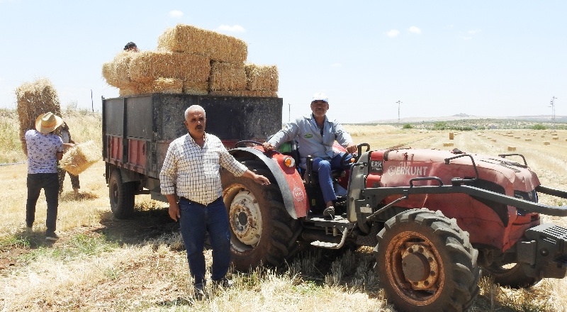 Traktörü olmayan çiftçiye traktörünü yakıtını ve işçisini ücretsiz veriyor