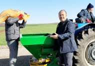 Traktörün deposu bir ton buğdaya doluyor