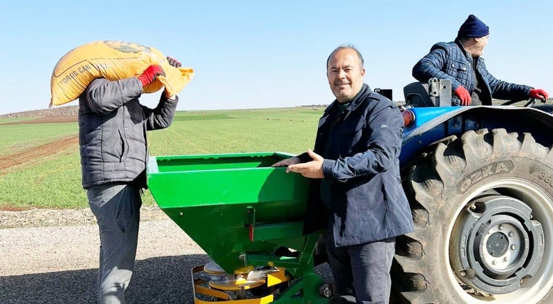 Traktörün deposu bir ton buğdaya doluyor