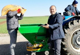 Traktörün deposu bir ton buğdaya doluyor