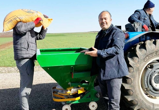 Traktörün deposu bir ton buğdaya doluyor