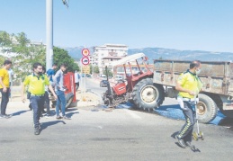 Traktörün ikiye ayrıldığı kaza güvenlik kamerasına yansıdı