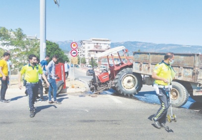 Traktörün ikiye ayrıldığı kaza güvenlik kamerasına yansıdı