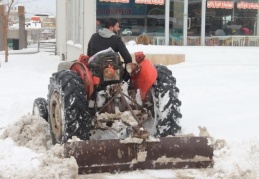 Traktörüyle caddedeki karları temizledi