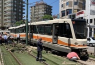 Tramvay raydan çıkarak direğe çarptı