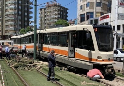 Tramvay raydan çıkarak direğe çarptı