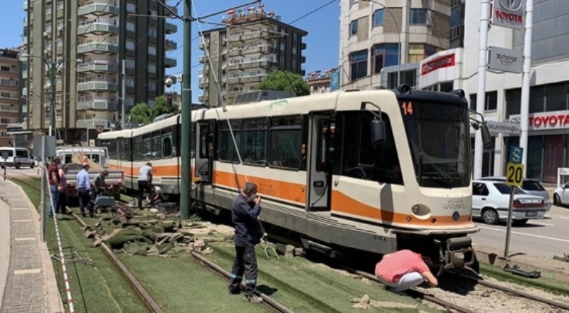 Tramvay raydan çıkarak direğe çarptı