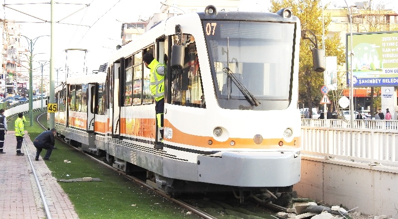 Tramvay raydan çıktı