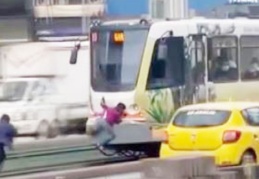 Tramvay rayları arasında tehlikeli oyun