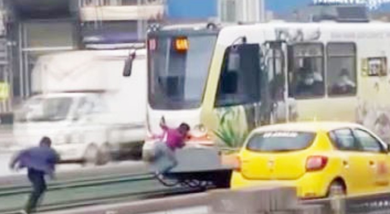 Tramvay rayları arasında tehlikeli oyun