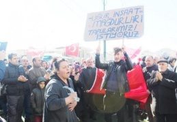 Tramvay ve araç yolunu kapatarak tapu eylemi yaptılar