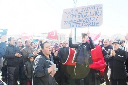 Tramvay ve araç yolunu kapatarak tapu eylemi yaptılar