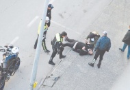 Tramvay yolunda sinir krizi geçirdi