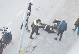 Tramvay yolunda sinir krizi geçirdi