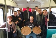 Tramvayda çiğ köfte ve baklava partisi yapıldı