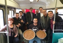 Tramvayda çiğ köfte ve baklava partisi yapıldı