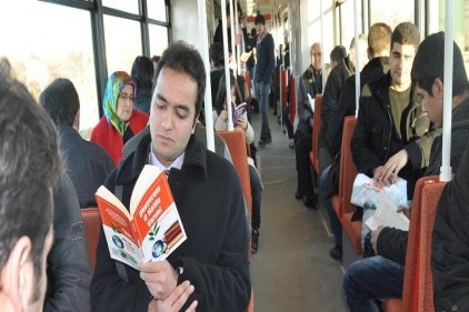 Tramvayda okuma etkinliği düzenlendi