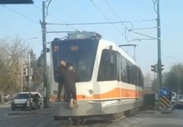 Tramvaydaki görüntü yürekleri ağızlara getirdi