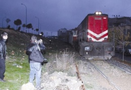 Tren çarptı