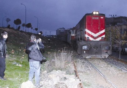 Tren çarptı