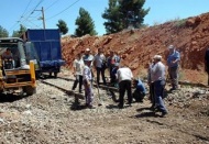 Tren hattında patlatılan bombanın oluşturduğu hasar giderilmeye çalışılıyor