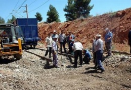 Tren hattında patlatılan bombanın oluşturduğu hasar giderilmeye çalışılıyor