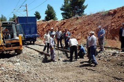 Tren hattında patlatılan bombanın oluşturduğu hasar giderilmeye çalışılıyor