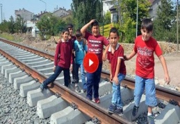 Tren yolu üzerinde tehlikeli okul yolculuğu