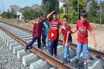 Tren yolu üzerinde tehlikeli okul yolculuğu