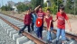 Tren yolu üzerinde tehlikeli okul yolculuğu