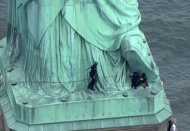 Trump, New York’taki özgürlük heykelinde protesto edildi