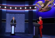 Trump ve Clinton başkanlık münazarasında karşı karşıya geldi