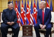 Trump ve Kim silahsızlandırılmış bölgede buluştu
