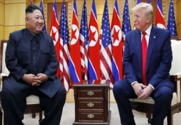 Trump ve Kim silahsızlandırılmış bölgede buluştu