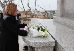 Tsunami felaketi bölgesindeki anıtı ziyaret etti