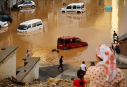 Tsunami sonrası görüntüleri gibi