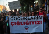 TSYD üyeleri ‘Çocukların Çığlığıyız’ yazılı pankartla yürüdü