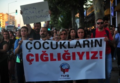 TSYD üyeleri ‘Çocukların Çığlığıyız’ yazılı pankartla yürüdü