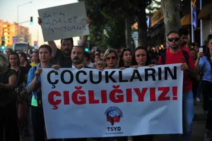 TSYD üyeleri ‘Çocukların Çığlığıyız’ yazılı pankartla yürüdü