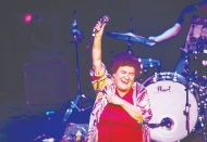 Tüm bu paraları betona, yollara, köprülere dökeceğinize insanlara yatırım yapın, çünkü taşlar yenmiyor