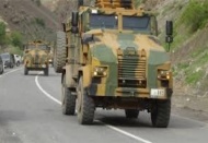 Tüm komşularıyla ilişkileri geren  Türkiye’de sınıra askeri sevkiyat sürüyor
