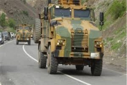 Tüm komşularıyla ilişkileri geren  Türkiye&#8217;de sınıra askeri sevkiyat sürüyor