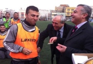 Turan, futbolculara baklava ikram etti