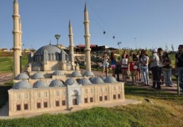 Turistik mekanları gezdiler