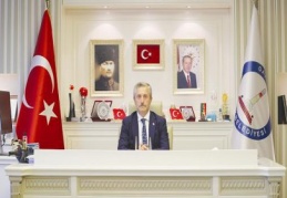 Türk bayrağını yırtmasına tepki gösterdi